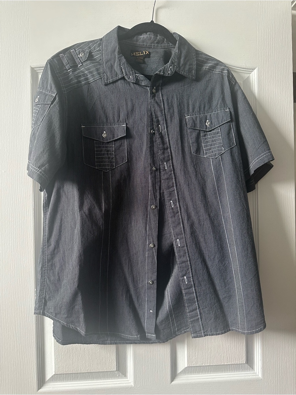 Helix Men's Short Sleeve Button-Down Shirt in Charcoal